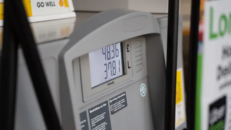 Ceny paliw w Polsce: Aktualny trend na stacjach przed końcem wakacji