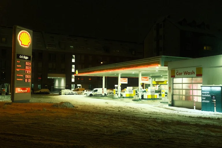 Koszt powrotu autem: paliwo, opłaty i bezpieczna rezerwa