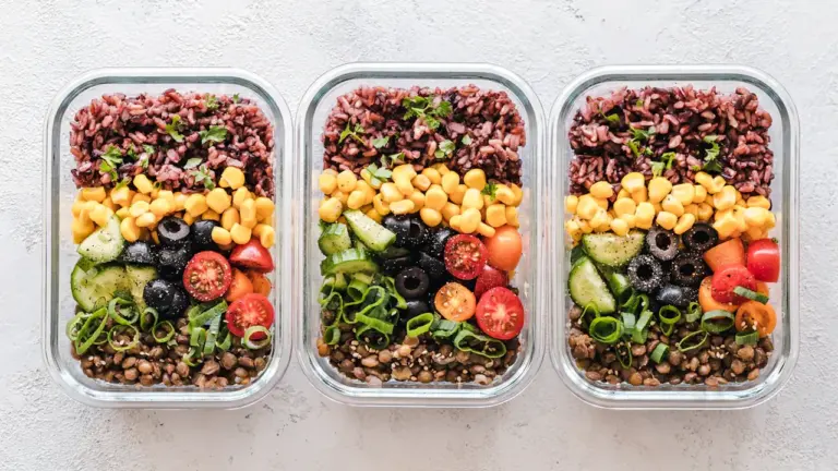 Szklane pojemniki wypełnione kolorowym zdrowym jedzeniem przygotowanym do spożycia w tygodniu.