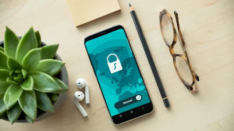 Smartfon z ikoną kłódki symbolizującą cyfrowe bezpieczeństwo na biurku użytkownika