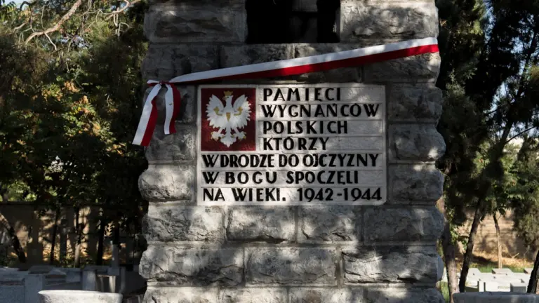 Kamienny pomnik z polskim orłem upamiętniający wygnańców polskich w latach 1942-1944.
