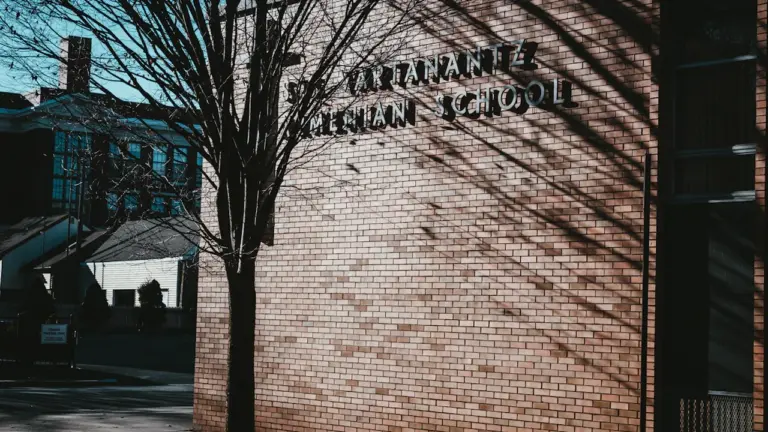 Ceglany budynek szkoły w świetle poranka rozpoczynający nowy rok szkolny w Polsce.