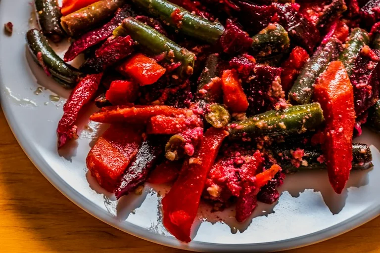 Sałatka z pieczonych buraków i fasoli na lunch do pracy