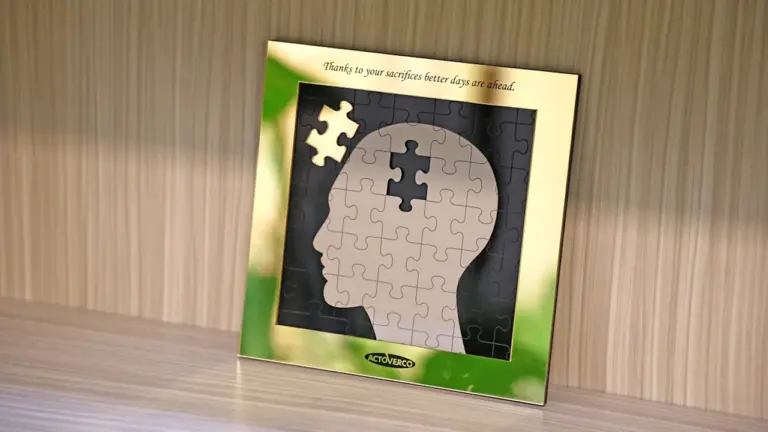 Grafika z puzzlami w kształcie ludzkiej głowy symbolizująca zdrowie psychiczne i pomoc.