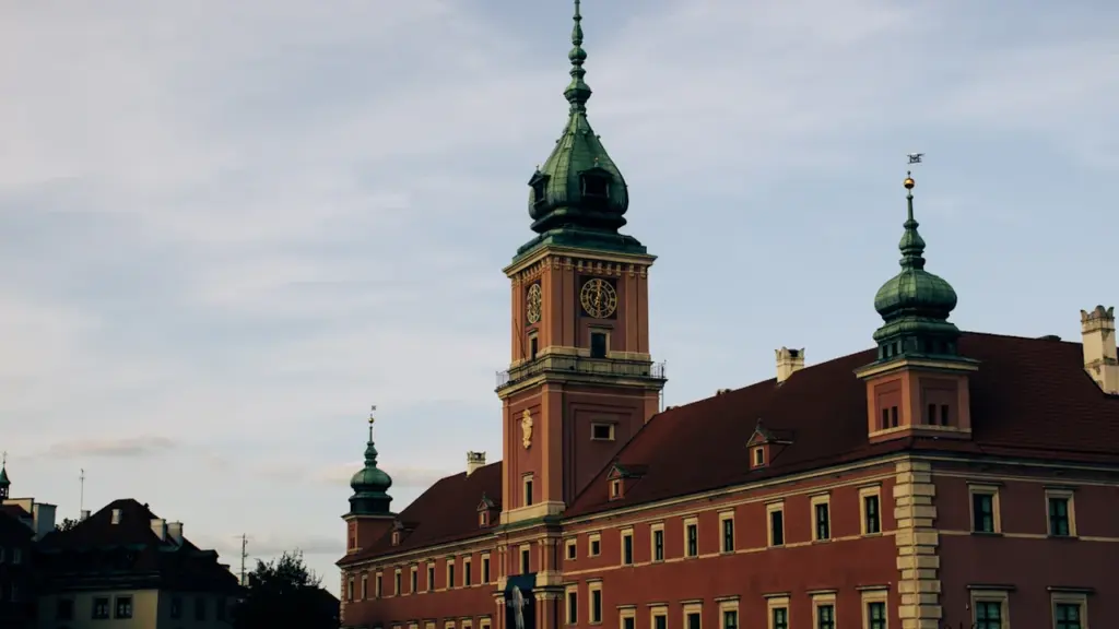 Zamek Królewski w Warszawie jako symbol polskiej państwowości w historycznym kontekście niepodległości.