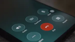 Ekran smartfona z widocznym interfejsem połączenia telefonicznego podczas odbierania wiadomości