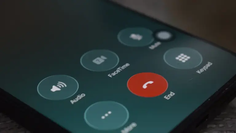Ekran smartfona z widocznym interfejsem połączenia telefonicznego podczas odbierania wiadomości