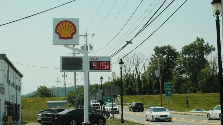 Stacja paliw Shell z widocznym cennikiem przy drodze w ciągu dnia.