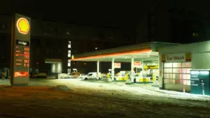 Stacja paliw Shell nocą, oświetlona, na tle zaśnieżonego terenu w Polsce.