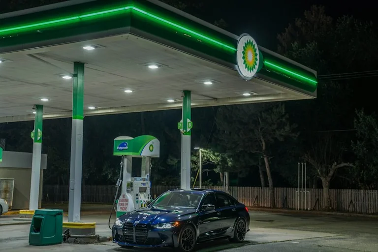 Koszt jazdy na 100 km: porównaj benzynę, diesel, LPG i prąd